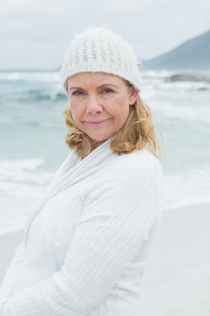 Ritratto di una donna senior casual in spiaggia