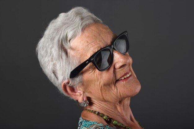 Ritratto di una donna senior con gli occhiali