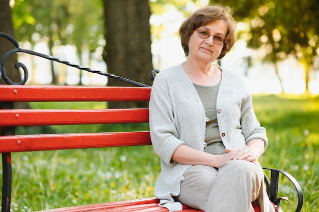 Ritratto di una donna senior felice nel parco estivo