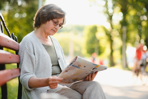 Ritratto di una donna senior felice nel parco estivo