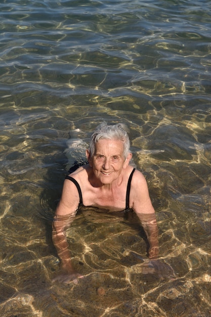 Ritratto di una donna senior nel mare