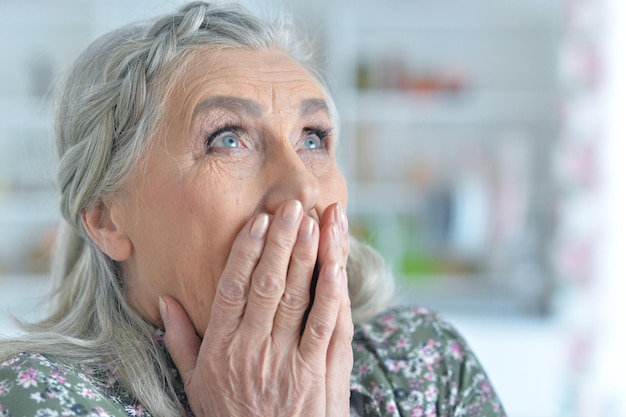 Ritratto di una donna senior sorpresa felice