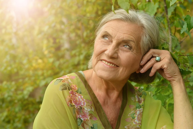 Ritratto di una donna senior sorridente felice nel parco