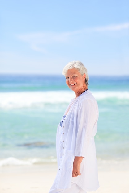 Ritratto di una donna senior sulla spiaggia