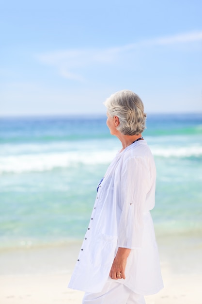 Ritratto di una donna senior sulla spiaggia