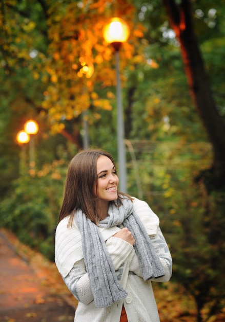 Ritratto di una donna sorridente che indossa giacca a maglia.