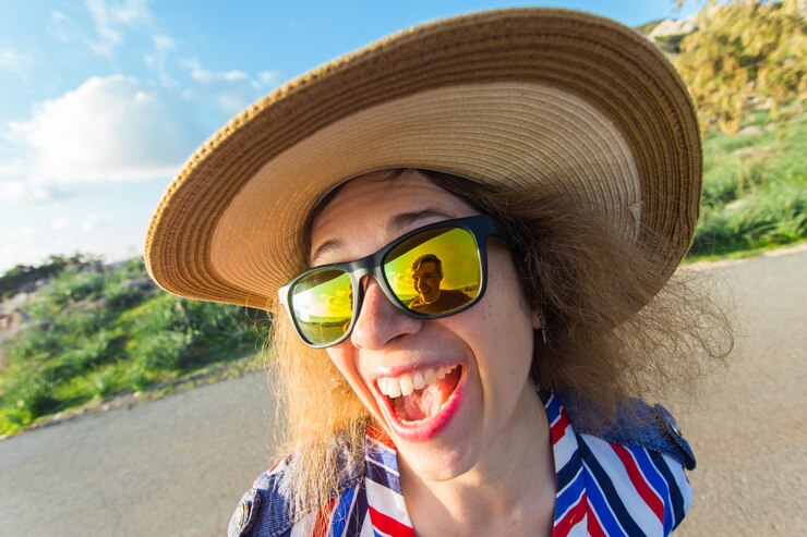 Foto ritratto di una donna sorridente che indossa occhiali da sole