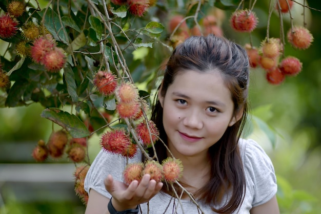 Ritratto di una donna sorridente che tiene la frutta