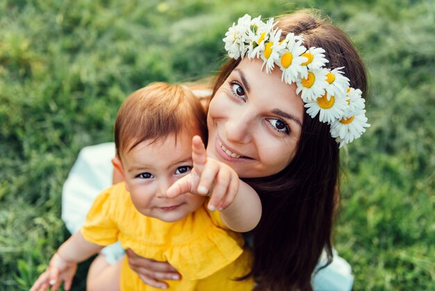 Ritratto di una donna sorridente con la figlia