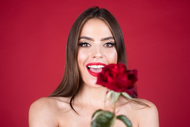 Ritratto di una donna sorridente con un fiore di rosa bellezza moda modello donna viso ritratto di un beautif