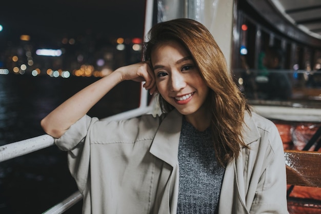 Ritratto di una donna sorridente in città di notte