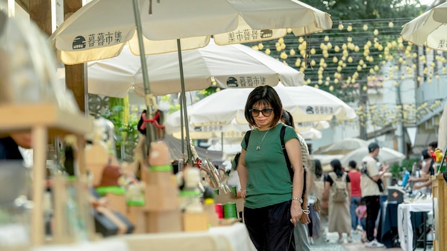 Ritratto di una donna sorridente in piedi al mercato