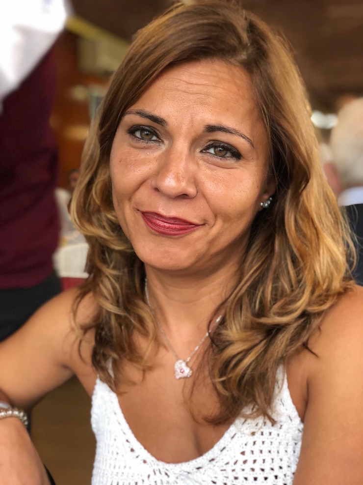 Foto ritratto di una donna sorridente