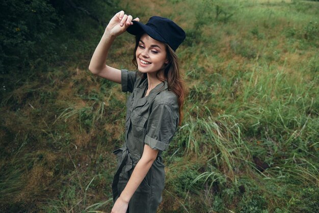 Ritratto di una donna Sorriso allegro berretto nero natura aria fresca estate