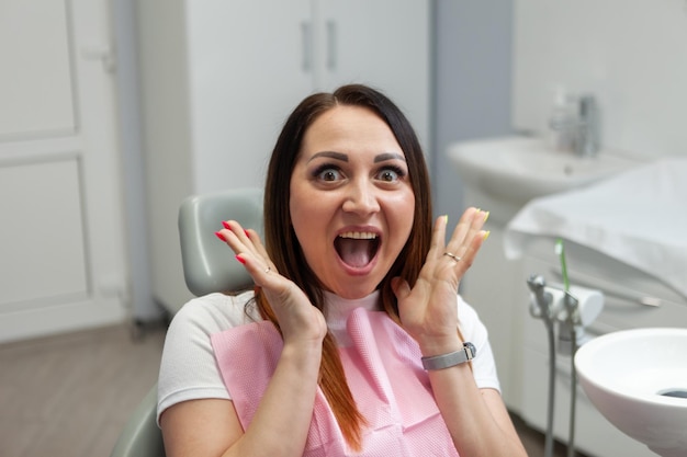 Ritratto di una donna spaventata seduta su una sedia nell'ufficio del dentista Fobia del dentista