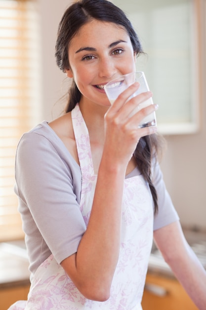 Ritratto di una donna splendida che beve latte