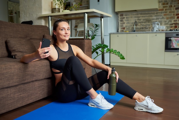 Ritratto di una donna sportiva che fa le esercitazioni a casa