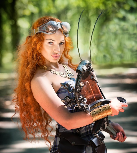 Ritratto di una donna steampunk dai capelli rossi con il suo animale domestico meccanico