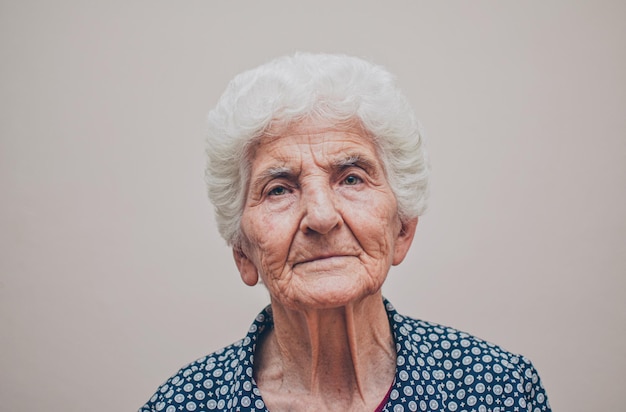 Ritratto di una donna su sfondo bianco