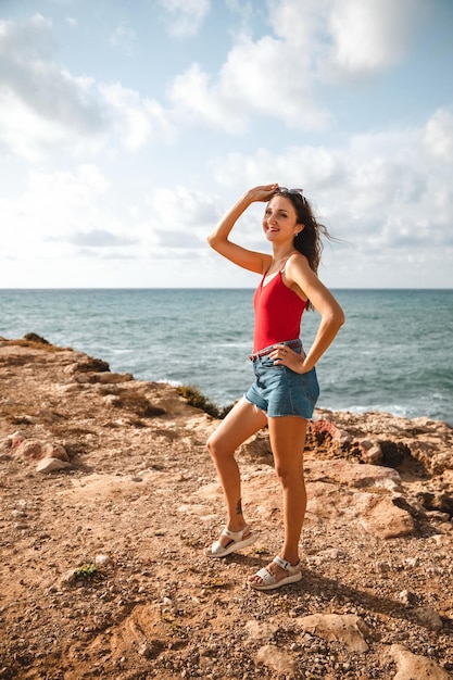 Ritratto di una donna sull'unità dell'oceano sulla spiaggia con uno stile di vita sano della natura