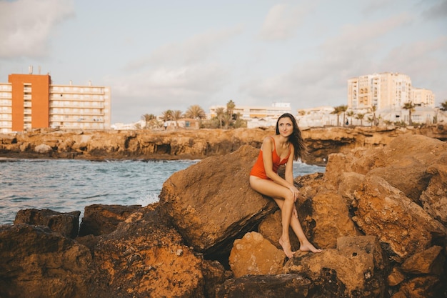 Ritratto di una donna sull'unità dell'oceano sulla spiaggia con uno stile di vita sano della natura