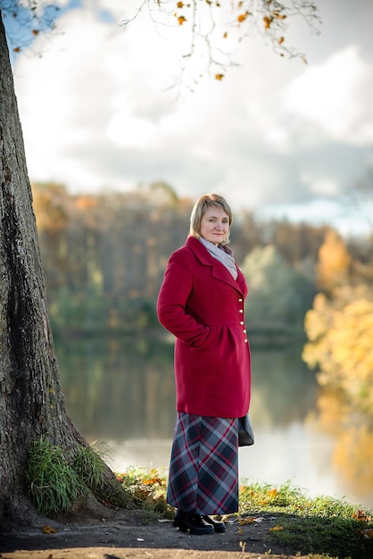 Ritratto di una donna sullo sfondo della natura autunnale