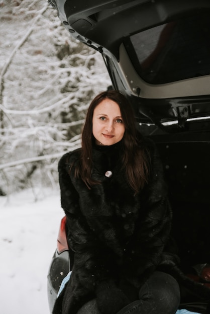 Ritratto di una donna sullo sfondo di un bosco innevato