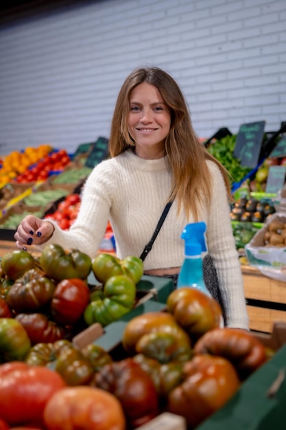 Ritratto di una donna vegetariana che compra verdure e verdure nel negozio di alimentari