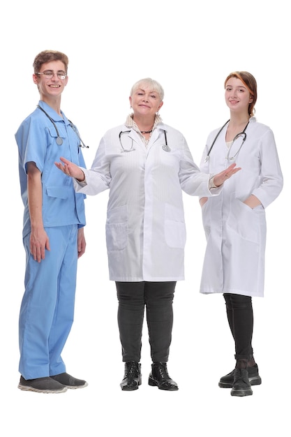Ritratto di una dottoressa con due dei suoi colleghi su sfondo bianco che mostra un gesto di benvenuto