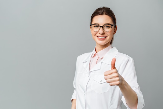 Ritratto di una dottoressa felice che mostra il segno ok