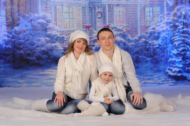 Ritratto di una famiglia che celebra il Natale insieme