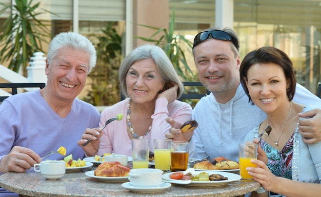 Ritratto di una famiglia che fa colazione insieme all'aperto