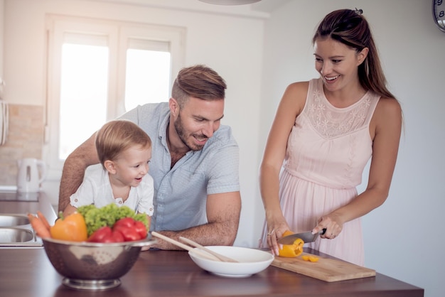 Ritratto di una famiglia che prepara il pranzo in cucina