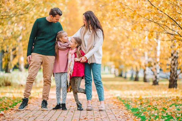 Ritratto di una famiglia di quattro felice nel giorno di autunno