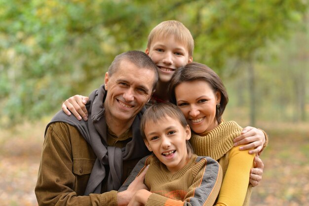 Ritratto di una famiglia di quattro persone nel parco