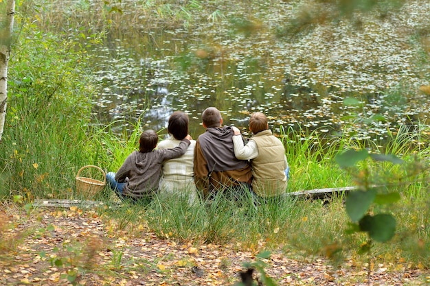 Ritratto di una famiglia di quattro persone nel parco