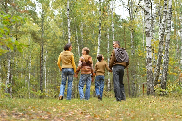 Ritratto di una famiglia di quattro persone nel parco