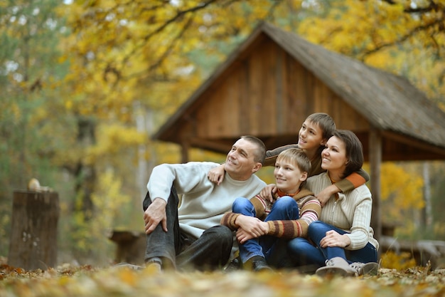 Ritratto di una famiglia di quattro persone nella foresta d'autunno