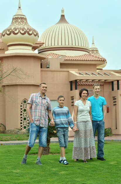 Ritratto di una famiglia felice al resort tropicale