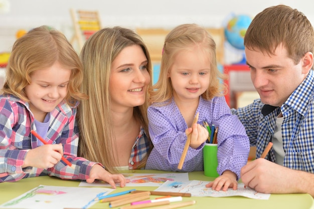 Ritratto di una famiglia felice che disegna insieme le immagini