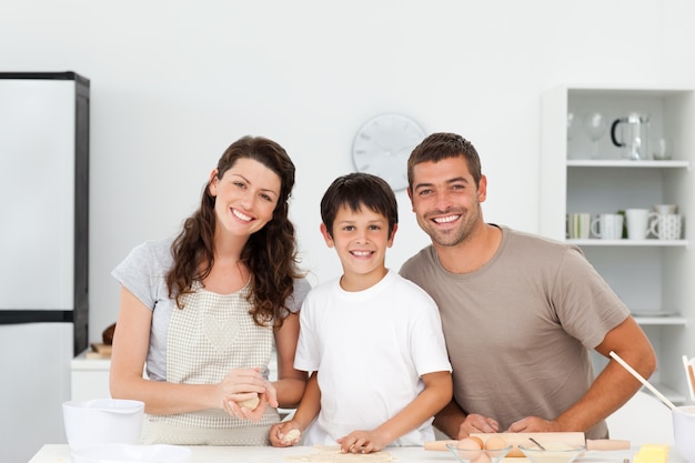 Ritratto di una famiglia felice che prepara insieme i biscotti
