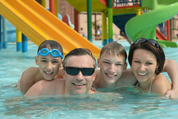 Ritratto di una famiglia felice che si diverte in piscina