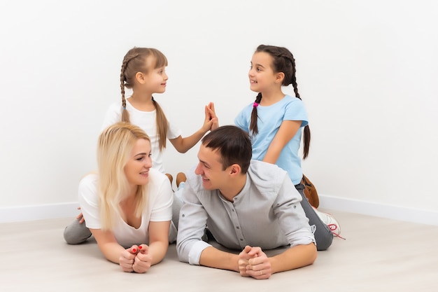 Ritratto di una famiglia felice che sorride a casa