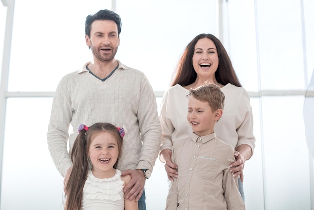 Ritratto di una famiglia felice con bambini piccoli il concetto di genitorialità