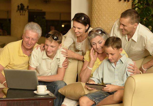 Ritratto di una famiglia felice con laptop