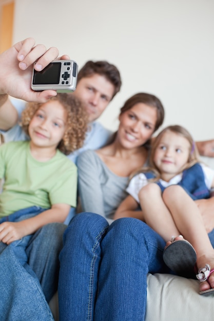 Ritratto di una famiglia felice di scattare una foto di se stessi