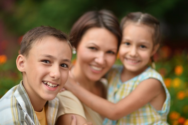 Ritratto di una famiglia felice in estate all'aperto