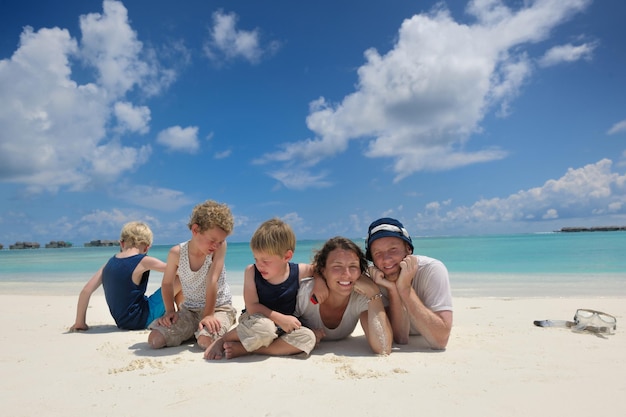 Ritratto di una famiglia felice in vacanza estiva in spiaggia