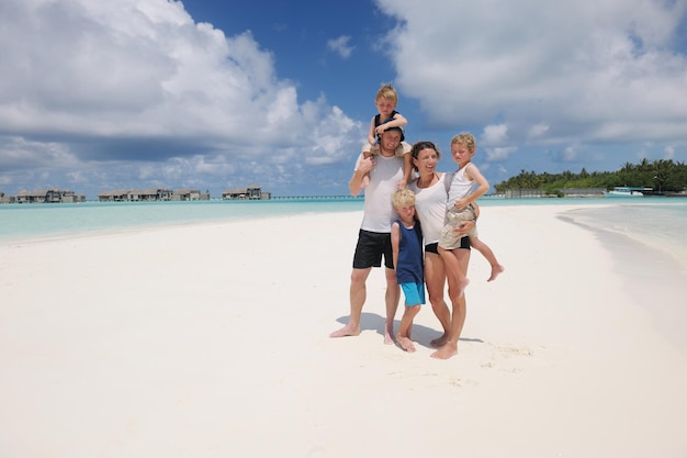 Ritratto di una famiglia felice in vacanza estiva in spiaggia