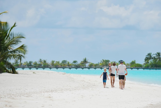 Ritratto di una famiglia felice in vacanza estiva in spiaggia